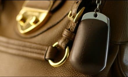 Purse device detonates color when robbed